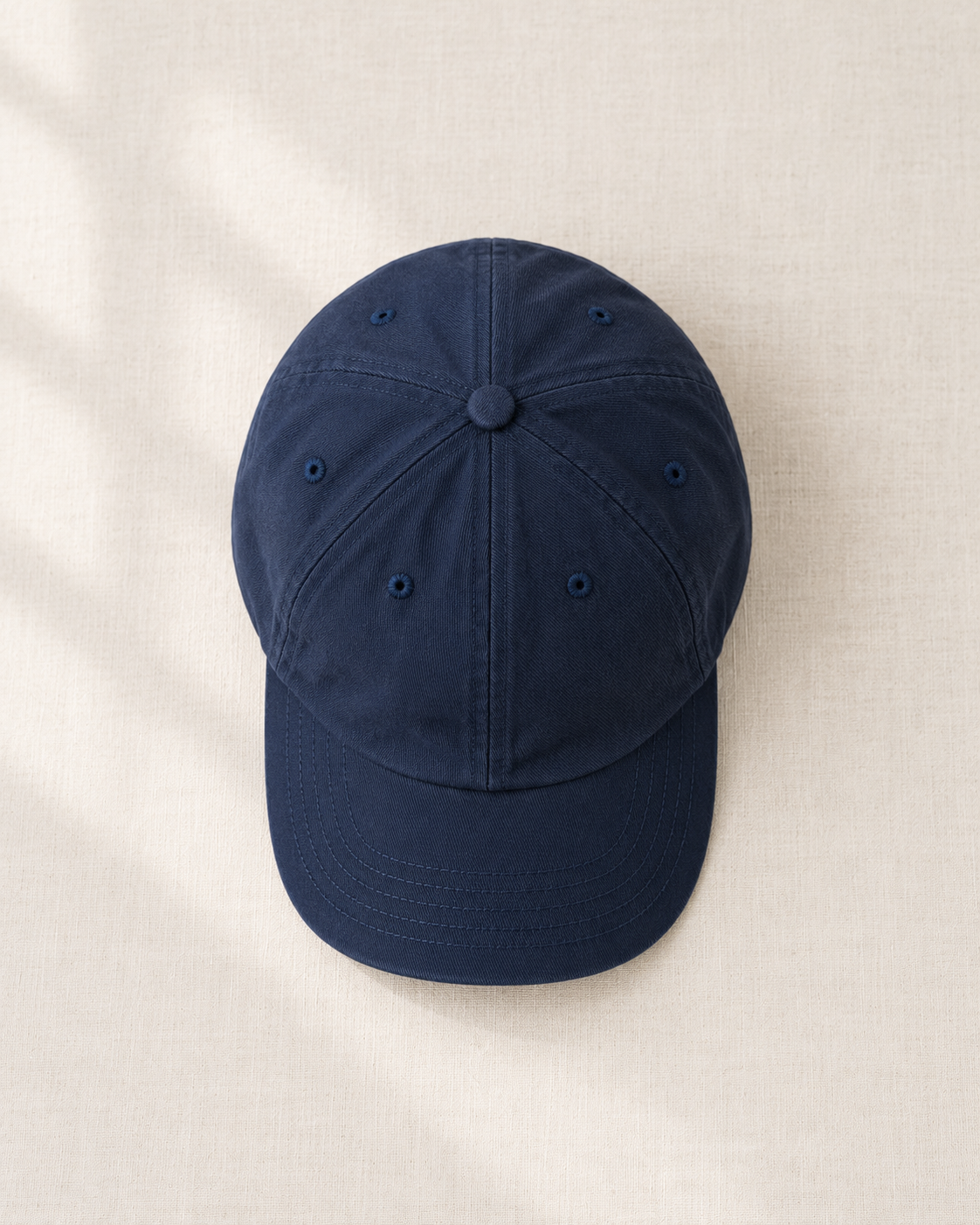 Marineblaue Cap auf hellem Leinen