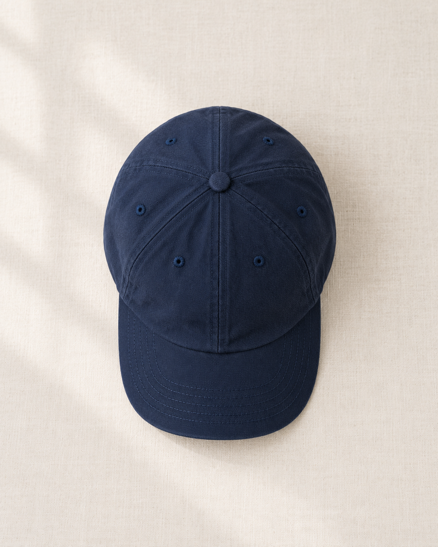 Marineblaue Cap auf hellem Leinen