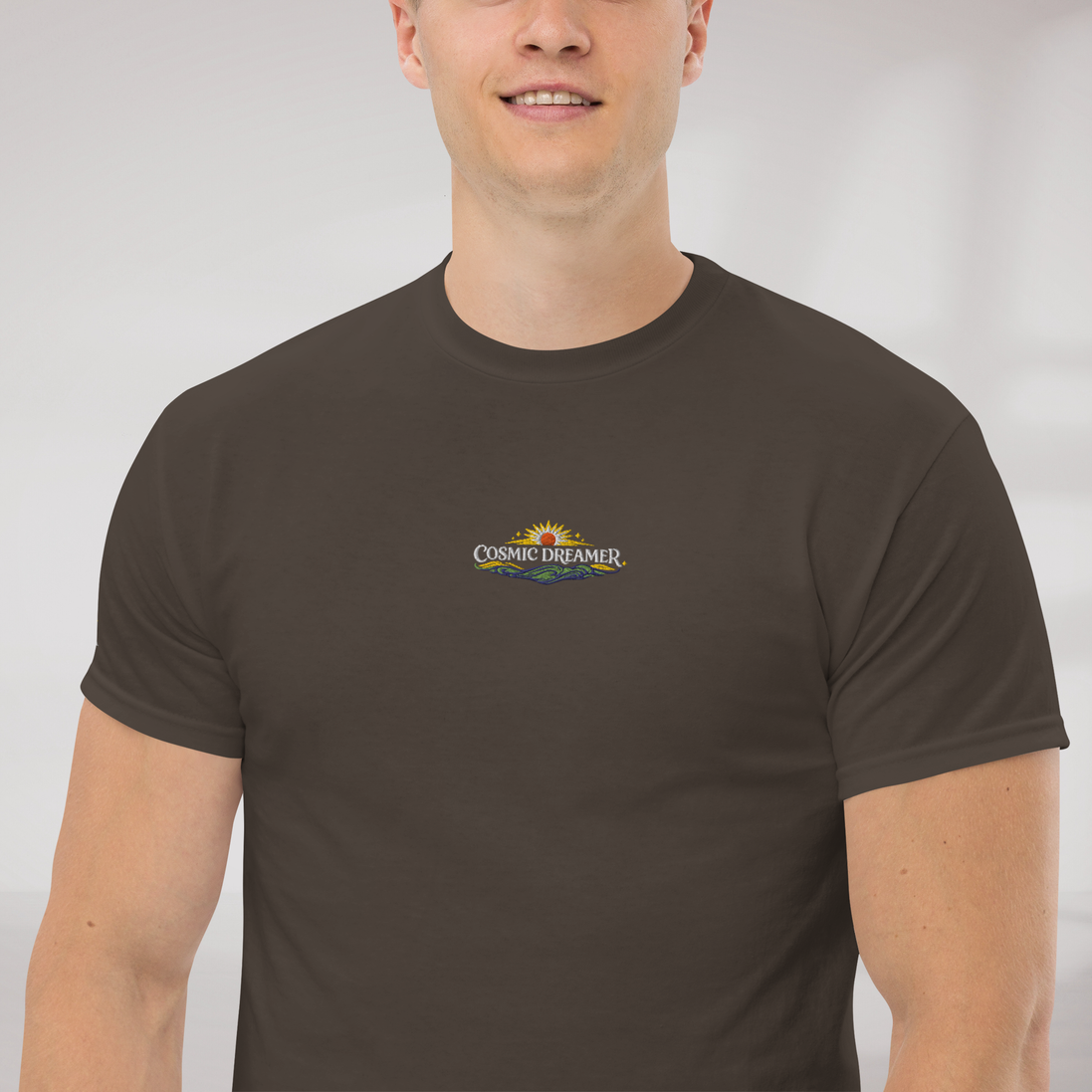 Cosmic Dreamer T-Shirt Vibrant Grün ver. – Farbe Dunkle Schokolade – Ansicht 4