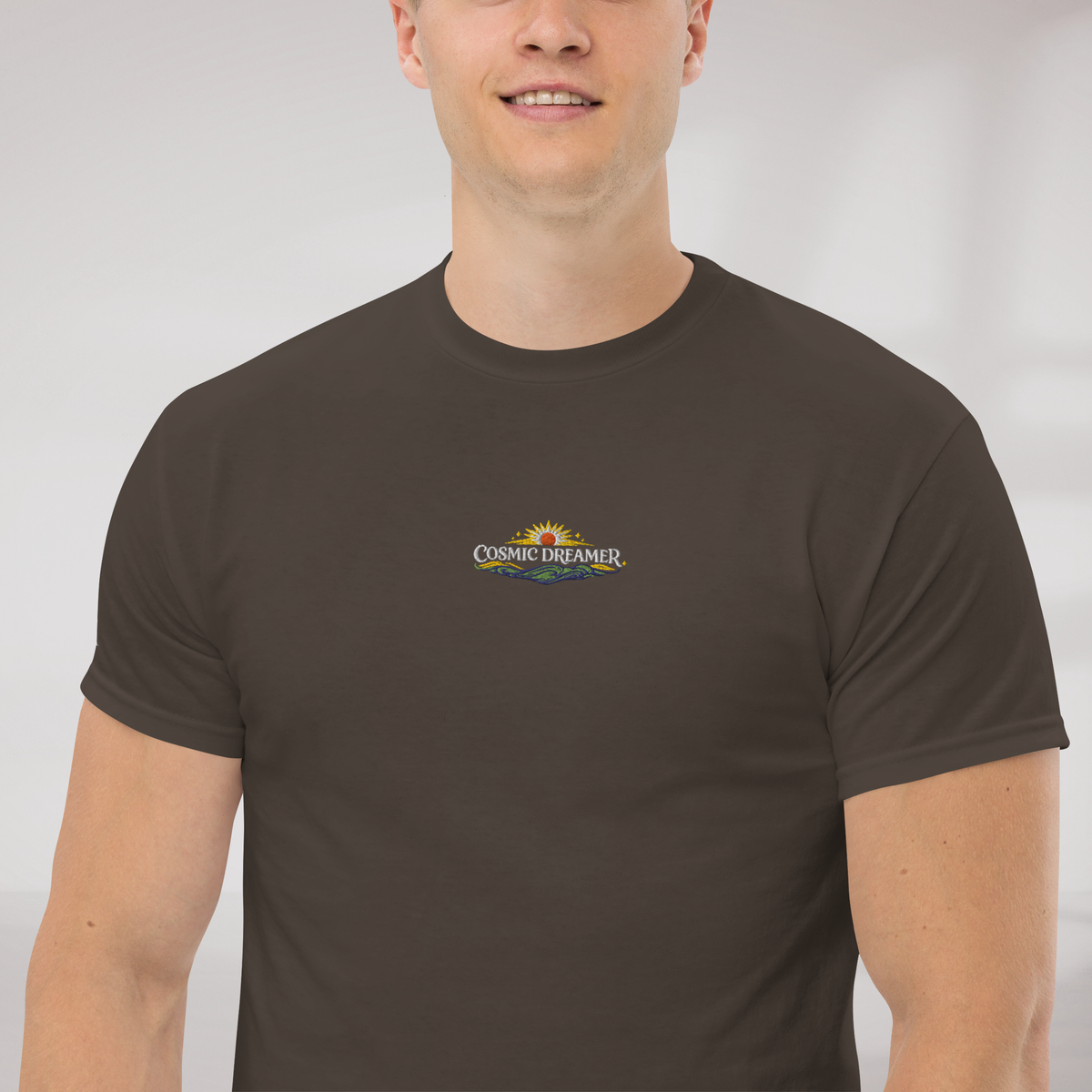 Cosmic Dreamer T-Shirt Vibrant Grün ver. – Farbe Dunkle Schokolade – Ansicht 4