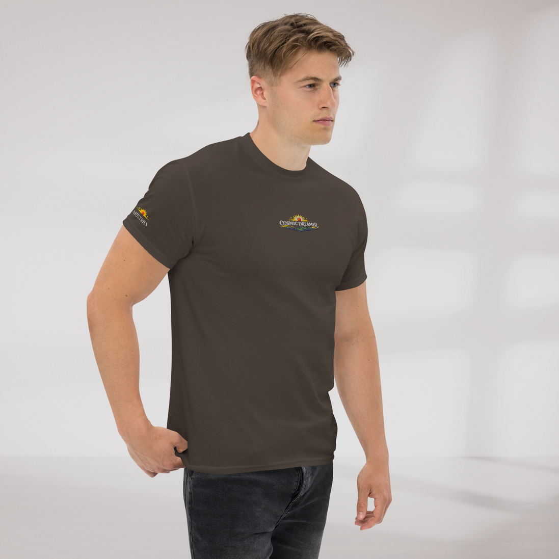 Cosmic Dreamer T-Shirt Vibrant Grün ver. – Farbe Dunkle Schokolade – Ansicht 5