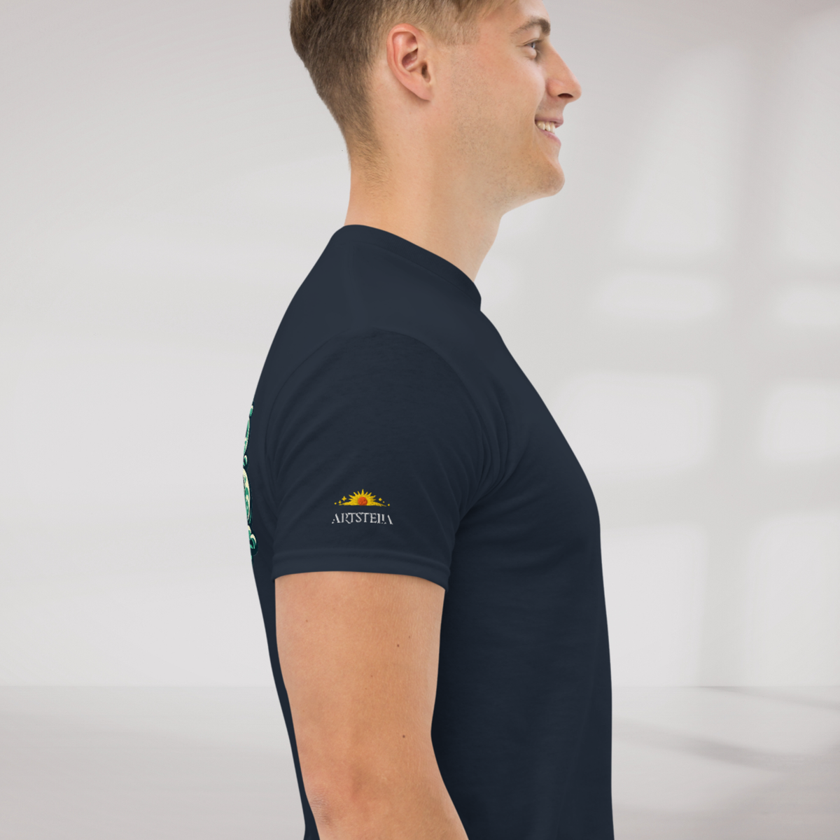Cosmic Dreamer T-Shirt Vibrant Grün ver. – Farbe Navy – Ansicht 4